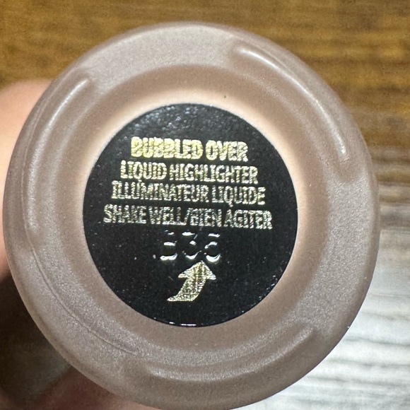 Mac skinfinish lightstruck liquid highlighter bubbled over - Picture 4 of 4